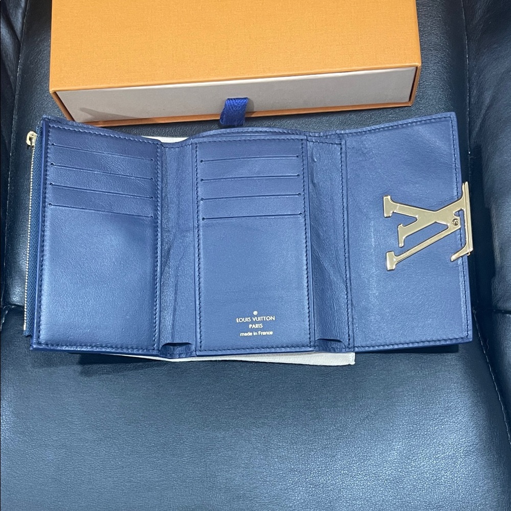 Louis Vuitton Capucines Compact
Maxi Wallet - Picture 12 of 15